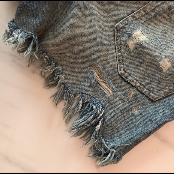 🦋Zara Butterfly Distressed Jean Shorts! - Picture 8 of 9